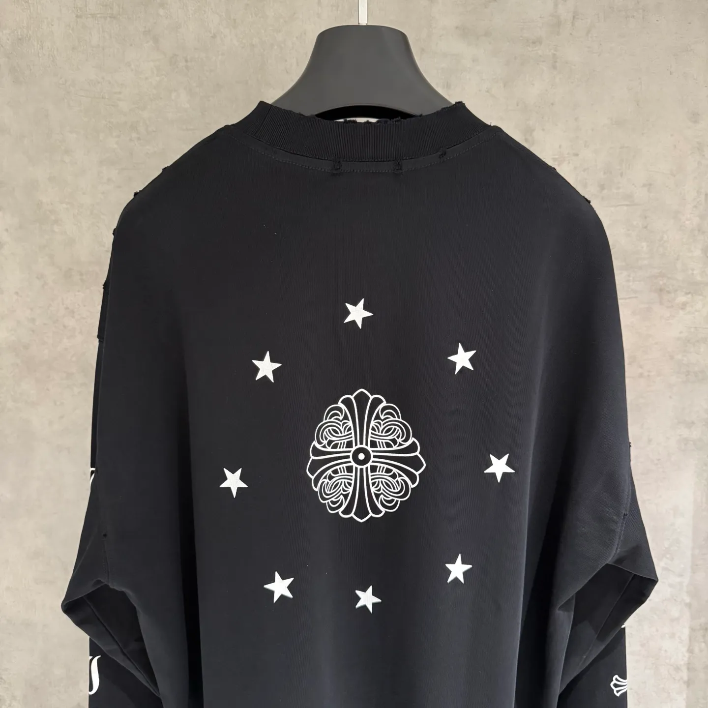 🅿️330 [Strict quality control] CH Crow Heart's new long-sleeved sweatshirt T-shirt. Heavy 340g double yarn fabric. Four flower positions on the front, back and left. Wash the whole garment twice. The four sides are frayed and torn. Heavy fabric. The neckline is made of icy Salona. Loose fit. Deep, wide and stylish. No deformation or shrinkage. Black and white color. Size: M-2xl